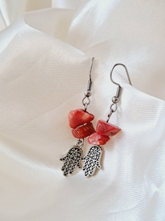 Aros con piedra coral rojo y dije mano de fátima