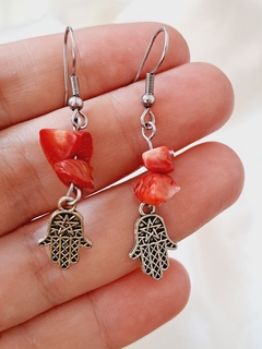 Aros con piedra coral rojo y dije mano de fátima - comprar en línea