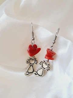 Aros con piedra Coral rojo y dije gato