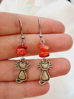 Aros con piedra Coral rojo y dije gato - comprar en línea