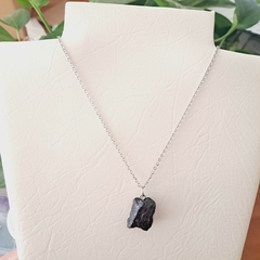 Collar con piedra Turmalina en bruto con cadena de acero plateado en internet
