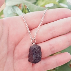 Collar con piedra Turmalina en bruto con cadena de acero plateado - HONU MÍSTICA