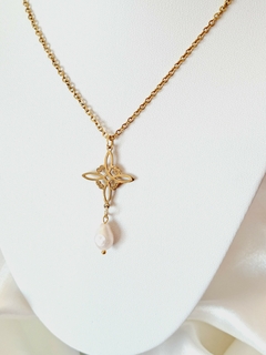 Collar con Nudo de Bruja en Acero Dorado
