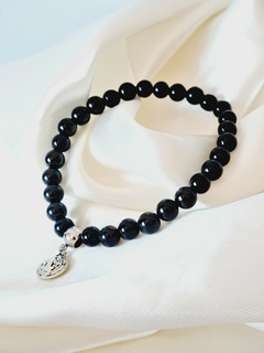 Pulsera de piedra Turmalina negra y dije San Benito. en internet