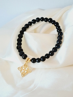 Pulsera Turmalina con dije nudo de bruja