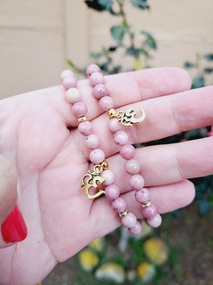 Pulsera de piedra Rodocrosita y dije flor de loto de acero en internet