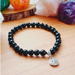 Pulsera de piedra Turmalina negra y dije San Benito. - HONU MÍSTICA