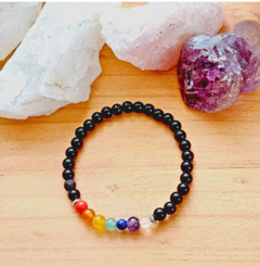 Pulsera de piedra turmalina con piedras acorde a los 7 chakras. - comprar en línea