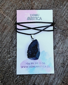 Collar con piedra Turmalina en bruto con cordón cuerina negro