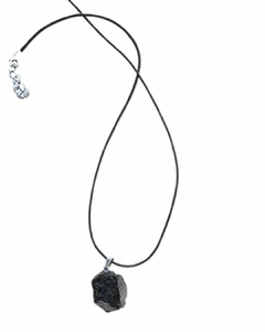 Collar con piedra Turmalina en bruto con cordón cuerina negro en internet