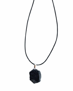 Collar con piedra Turmalina en bruto con cordón cuerina negro - comprar en línea