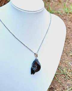 Collar con piedra Turmalina en bruto con cadena de acero plateado - comprar en línea