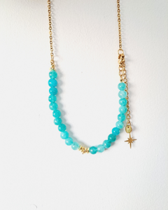 Collar de piedra Jade Celeste y acero dorado. en internet