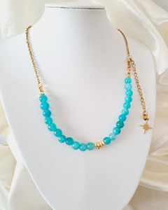 Collar de piedra Jade Celeste y acero dorado. - comprar en línea