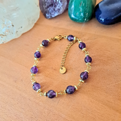 Imagen de Pulsera de piedra amatista en acero dorado