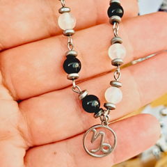 Pulsera con piedras acorde al signo de Capricornio en internet