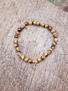 Pulsera con piedras naturales Ojo de Tigre y dije flor de loto de acero quirúrgico - comprar en línea