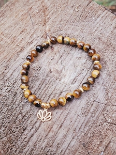 Pulsera con piedras naturales Ojo de Tigre y dije flor de loto de acero quirúrgico