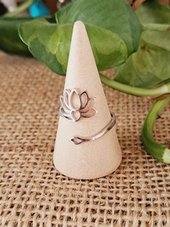 Anillo flor de loto de acero quirúrgico