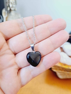 Collar de piedra obsidiana en forma de corazón