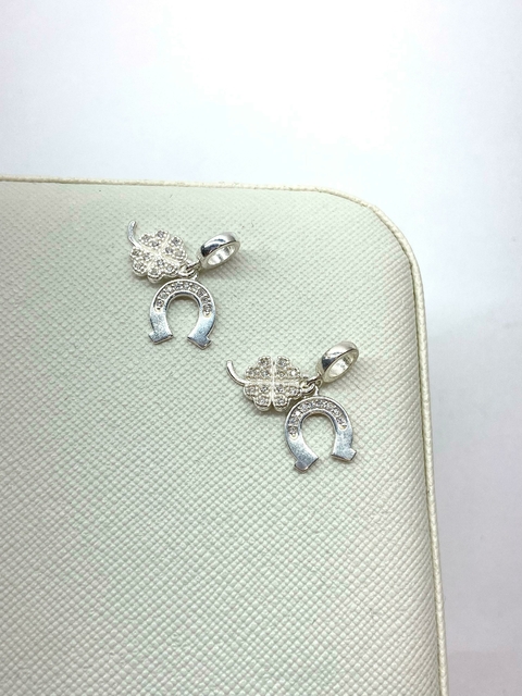 Berloque Pingente Trevo E Ferradura Cravejados