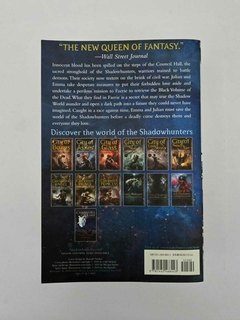 Queen of Air and Darkness - Volume 3 na internet