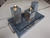 Kit de lavabo em porcelanato azul Onix Blue polido com suporte de dispenser de sabonete e porta escova, tudo em acabamento brilhante e detalhes dourados, em uma bandeja decorativa.