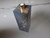 Difusor em porcelanato Onix Blue polido com acabamento brilhante, destacando-se pela cor azul escura com veios dourados e detalhes em dourado na parte superior.