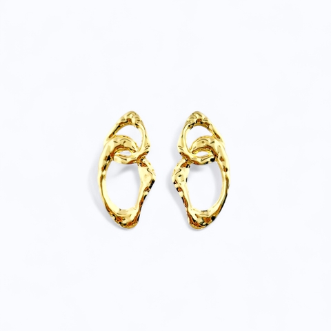 Brinco dourado com acabamento polido e design orgânico assimétrico - comprar online