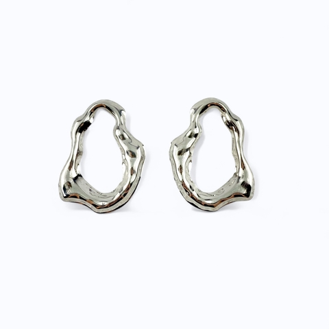 Brinco prateado oval martelado orgânico - comprar online