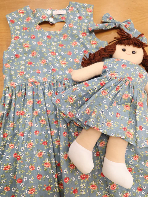 Boneca e Vestido Flores