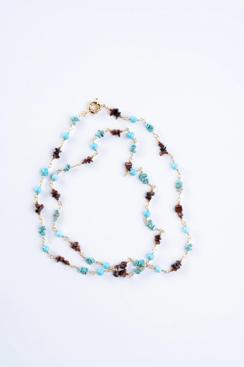 Colar Howlita Turquesa Bola e cascalho com Csacalho de Obsidiana Café, feito em Nó de Joalheiro