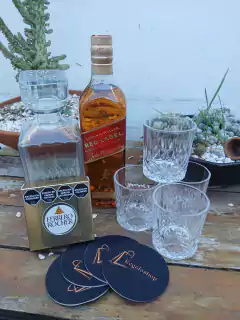 BOX JOHNNIE WALKER RED LABEL CON VASOS Y DECANTADOR - tienda online
