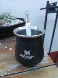 MATE TERMICO SIMIL STANLEY CON BOMBILLA REGALO en internet
