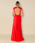 Vestido de festa longo vermelho com bordado e fenda, modelo slim, visto por trás com decote redondo aberto