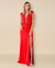 Vestido de festa longo vermelho com bordado detalhado na parte superior e fenda lateral elegante