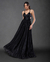 Vestido de festa longo preto com recortes laterais, modelo elegante e fluido.