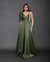 Vestido de festa longo verde oliva com tecido acetinado e design assimétrico, com uma alça fina de um lado e manga estruturada do outro e com decote v. 