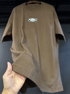 CAMISETA OVERSIZED ROADLESS MARROM - STREET VIBES