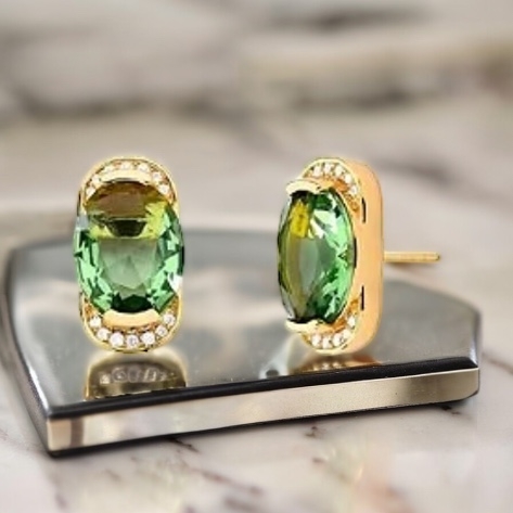 Brinco Oval Com Cristal E Zircônias Banhado A Ouro