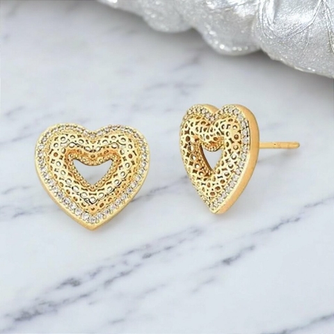 Brinco Coração Vazado Com Zircônias Brancas Banhado A Ouro