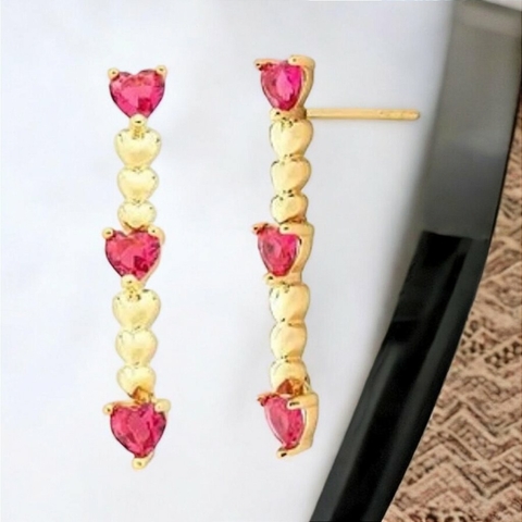 Brinco Pêndulo De Corações Lisos Cristais Rubi Banhado A Ouro