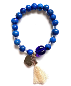 Pulseira Japamala em contas azul escuro com pingente de coração e tassel branco para alinhamento do chakra frontal
