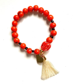 Pulseira Japamala em contas laranja com pingente de coração e tassel branco para alinhamento do chakra umbilical