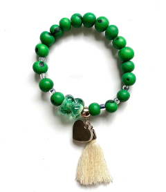Pulseira Japamala em contas verdes com pingente de coração e tassel branco para alinhamento do chakra cardíaco
