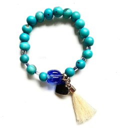 Pulseira Japamala em contas azul claro com pingente de coração  e tassel branco para alinhamento do chakra laríngeo