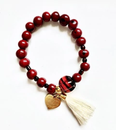 Pulseira Japamala em contas vermelhas com pingente de coração e tassel branco para alinhamento do chakra base