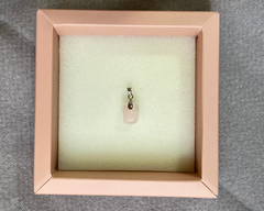 O pingente de quartzo rosa é o cristal perfeito para quem deseja proteção energética aliada ao poder do amor e da cura emocional. Ele atua como um escudo suave, afastando vibrações negativas e fortalecendo o coração com serenidade e autoestima. Tenha essa
