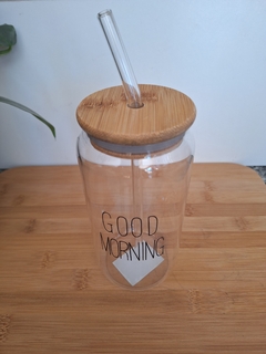 Vaso con sorbete de vidrio