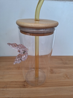 Vaso con sorbete de vidrio